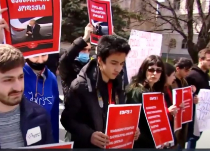 "ვოლსკის სამართლის კოდექსი" - აქტივისტებმა სასამართლოსთან აქცია-პერფორმანსი გამართეს 