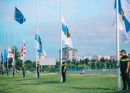 გლოვის დღესთან  დაკავშირებით, სახელმწიფო უწყებების შენობებზე საქართველოს დროშა დაუშვეს