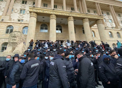 თბილისის საქალაქო სასამართლოსთან საავტომობილო გზა გადაკეტეს