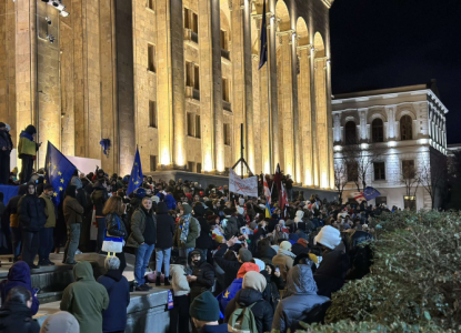 აქციის მონაწილეები პარლამენტთან იკრიბებიან-რუსთაველის გამზირი კვლავ გადაკეტილია 