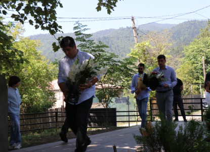 ომში დაღუპული გმირების მემორიალი ბორჯომის თვითმმართველობის წარმომადგენლებმა ყვავილებით შეამკეს