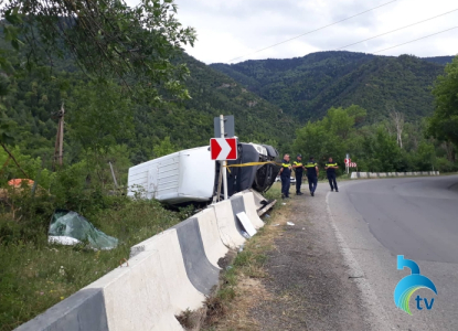 სოფელ ქვაბისხევთან საზოგადოებრივი ტრანსპორტი გადაბრუნდა