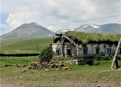 დუხობორების მიწური სახლები