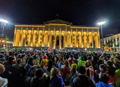 პოლიციამ პარლამენტის მიმდებარე ქუჩების მშვიდობიანი დემონსტრანტებისგან გათავისუფლება დაიწყო