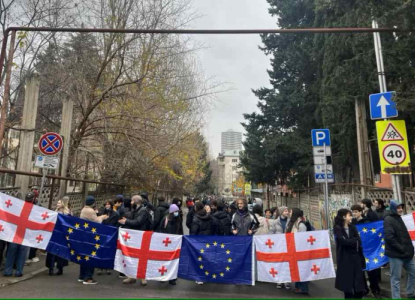 კომაროვის სკოლის მოსწავლეებმა სკოლასთან გზა გადაკეტეს             